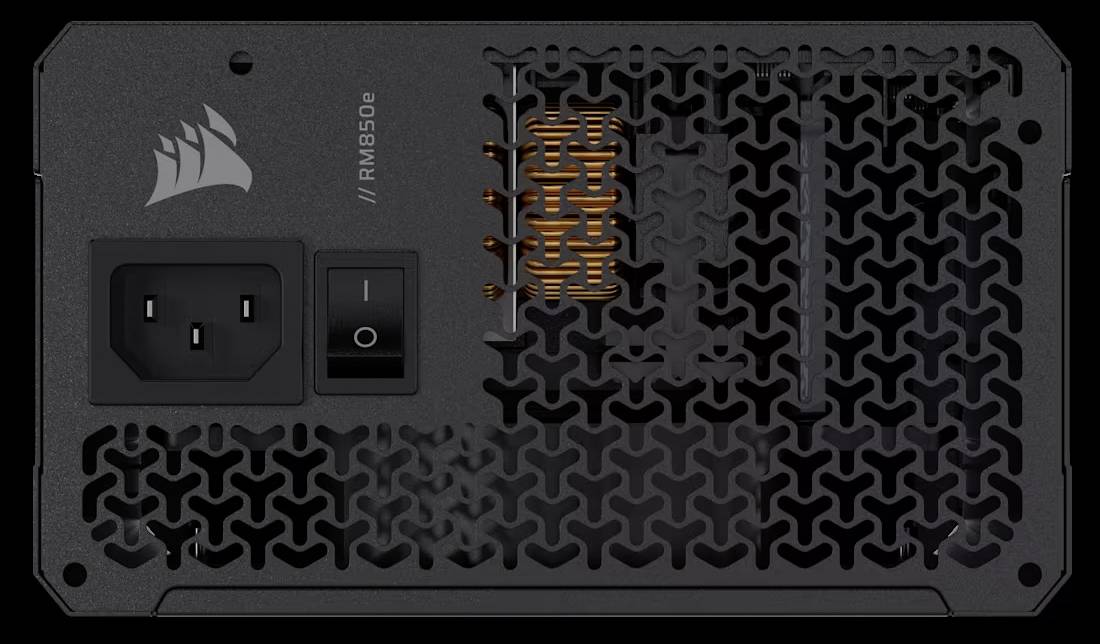 Ein Computer-Netzteil mit Lüftungsgittern und einem Schalter. Model 'RM850e'. Anschlussbuchsen und Herstellerlogo oben links erkennbar.