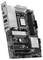 Computermotherboard in schräger Ansicht mit mehreren Steckplätzen, Anschlüssen und Kühlkörpern. Hauptplatine für Desktop-PCs.