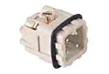 Ein quadratischer elektrischer Steckverbinder mit mehreren Pins und einer schwarzen Dichtung, verwendet für elektronische Verbindungen.