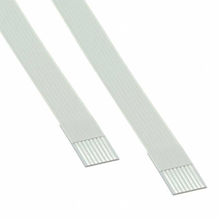 Zwei flache, flexible Kabel mit mehreren metallischen Anschlüssen an einem Ende, die zum Verbinden elektronischer Komponenten oder Schaltkreise verwendet werden.