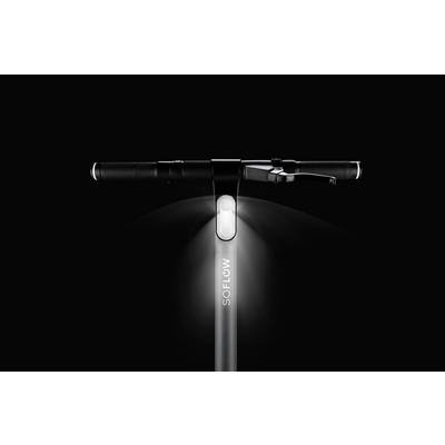 Ein schwarzer E-Scooter-Lenker mit leuchtendem Vorderlicht und der Aufschrift 'SOFLOW'. Der Hintergrund ist dunkel.