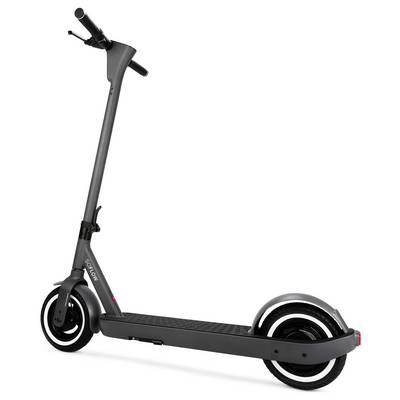 Ein schwarzer Elektroroller mit schlankem Design, Lenkerstange und zwei Rädern. Geeignet für den urbanen Verkehr.
