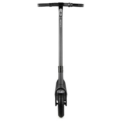 Ein schwarzer E-Scooter mit geradem Lenker und schmalem Vorderrad in Frontalansicht auf weißem Hintergrund.