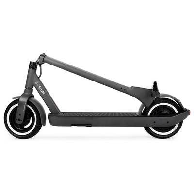 Ein schwarzer E-Scooter, zusammengeklappt, mit modernen Rädern und einem schlichten Design.