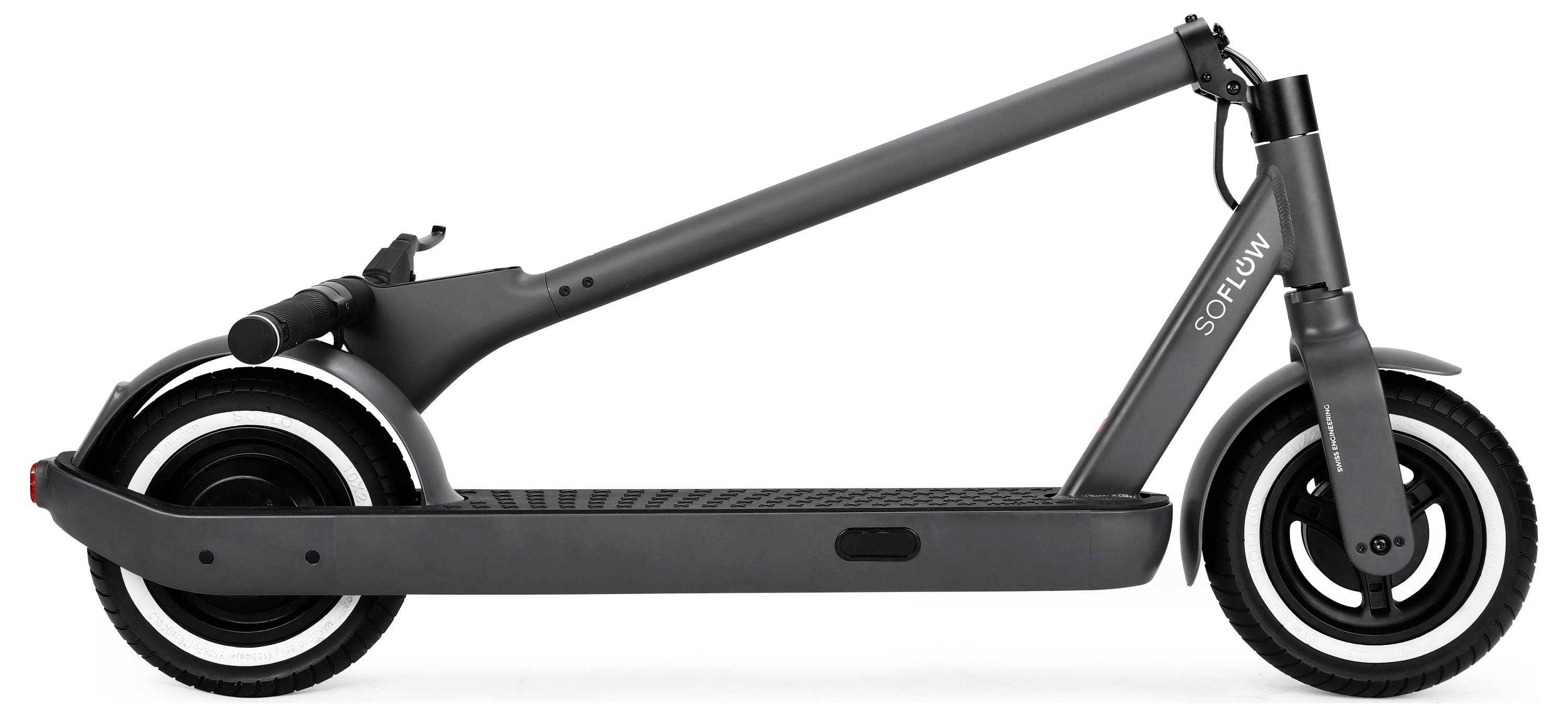 Ein schwarzer E-Scooter ist seitlich zu sehen, mit einem klappbaren Rahmen und handlichen Rädern, ideal für urbane Mobilität.