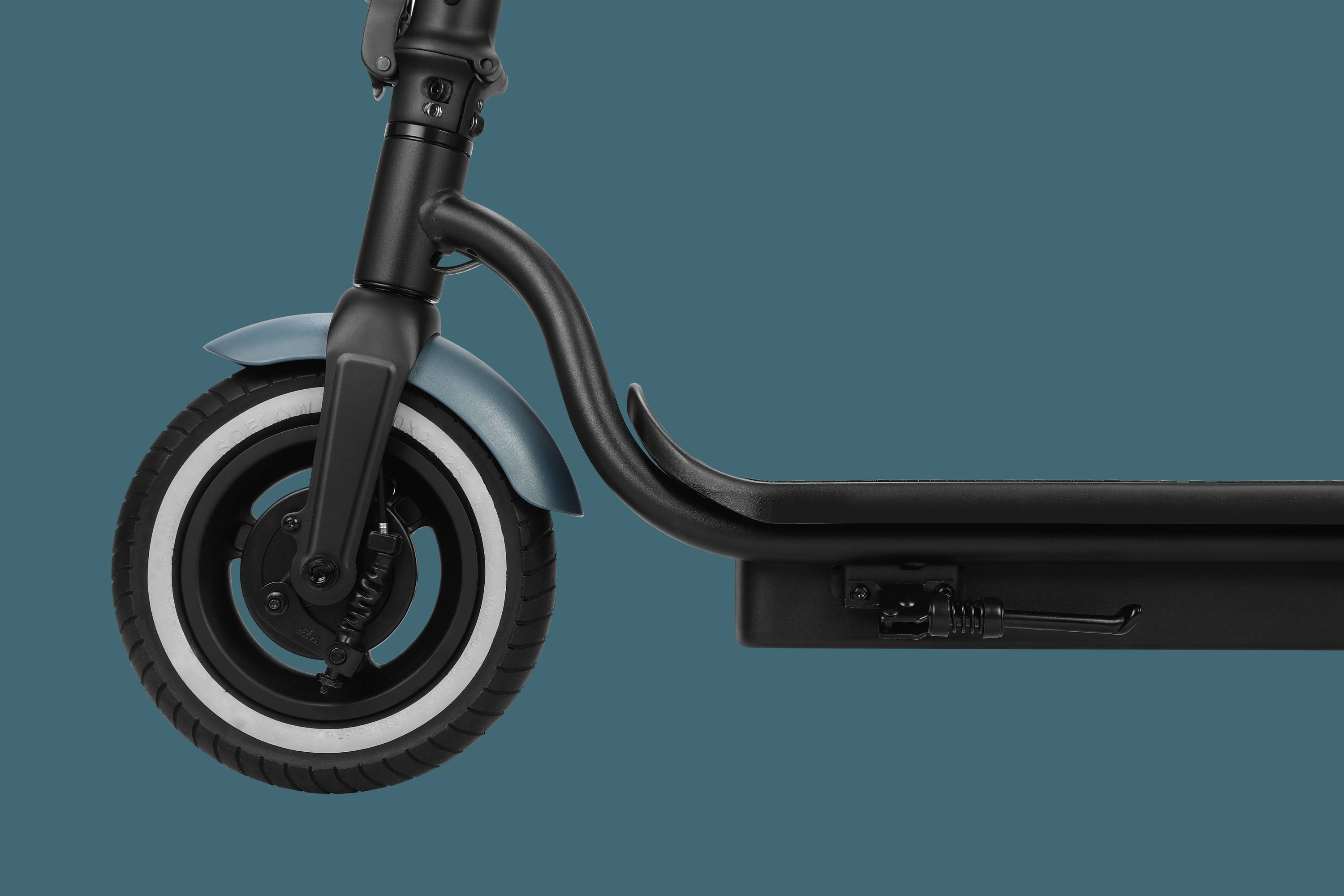 Ein Teilausschnitt eines Elektrorollers auf blauem Hintergrund, der das Vorderrad, das Schutzblech und den Trittbrettbereich zeigt.