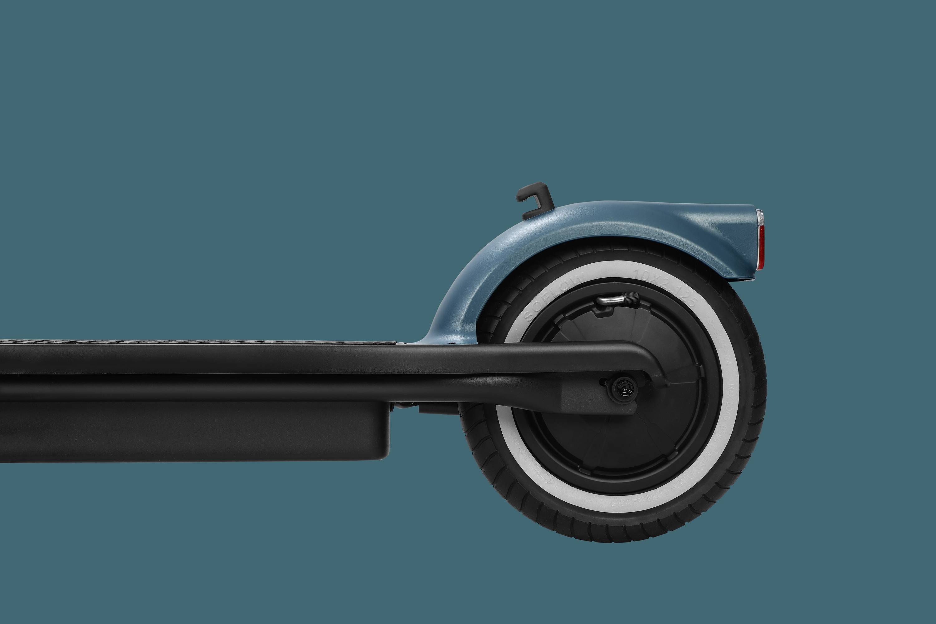 Elektroroller-Seitenansicht zeigt das Hinterrad mit Schutzblech vor blauem Hintergrund.