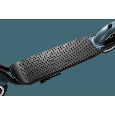Ein schwarzes Trittbrett eines E-Scooters auf einem türkisfarbenen Hintergrund, mit rutschfester Oberfläche und klappbarem Ständer.