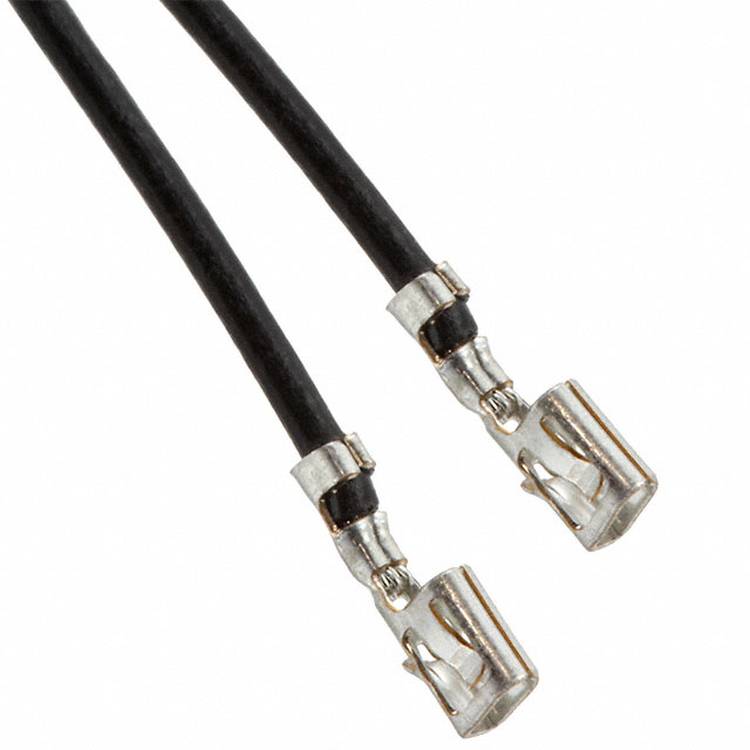 Zwei koaxiale Kabel mit Metallsteckern an einem Ende, typischerweise zur Verbindung elektronischer Geräte oder Netzwerkausrüstung verwendet.