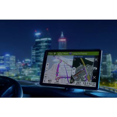 'Navigationsgerät im Auto zeigt eine Karte von Long Is Expwy bei Nacht. Gebäude sind im Hintergrund sichtbar.'