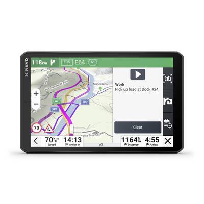 Navigationsgerätbildschirm zeigt Autobahnkarte und Route. Textfeld: 'Arbeit, Ladeort bei Dock #24.' Geschwindigkeit 70 km/h. Entfernung 1164 km. Ankunft in 4:55.