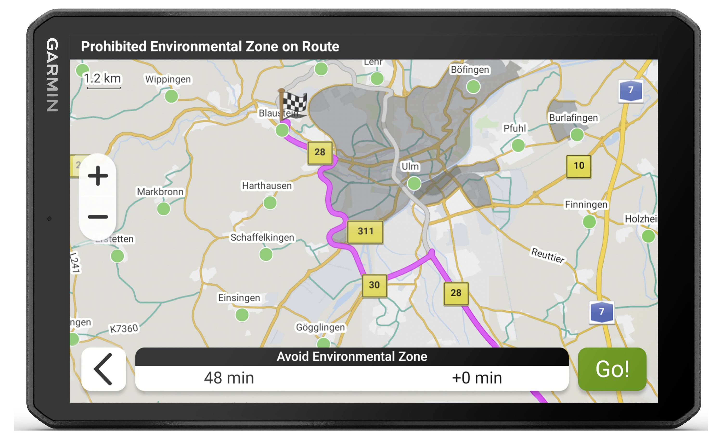 Ein GPS-Navigationsgerät zeigt eine Strecke mit Abbiegehinweisen, aktueller Geschwindigkeit und Ankunftszeit. Karte rechts zeigt Hafenbereich.