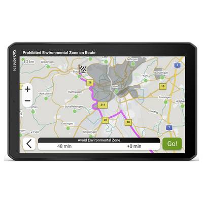 Ein GPS-Navigationsgerät zeigt eine Strecke mit Abbiegehinweisen, aktueller Geschwindigkeit und Ankunftszeit. Karte rechts zeigt Hafenbereich.