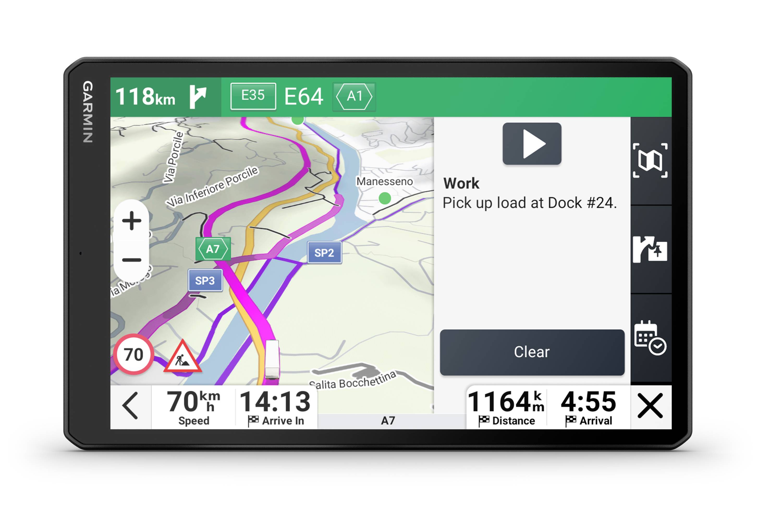 Navigationsgerät zeigt eine Route, 118 km verbleibend, Geschwindigkeitsbegrenzung 70 km/h, Ankunft in 4:55 Stunden, Aufgabe: Ladung abholen an Dock #24.