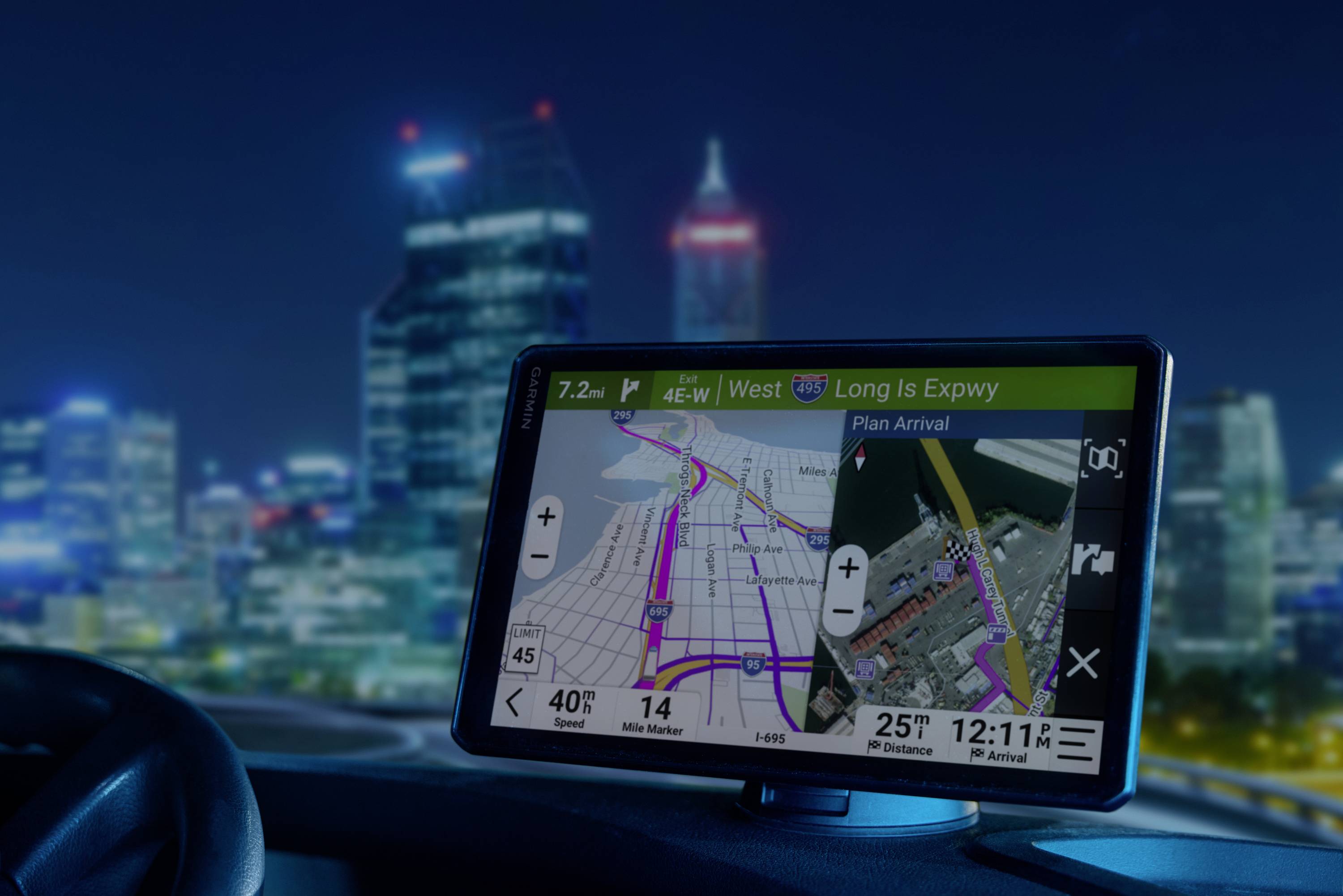 Ein Navigationssystem im Auto zeigt eine Karte der 'Long Is Expy' bei Nacht an. Links ist die Fahrtrichtung, rechts eine Satellitenansicht.