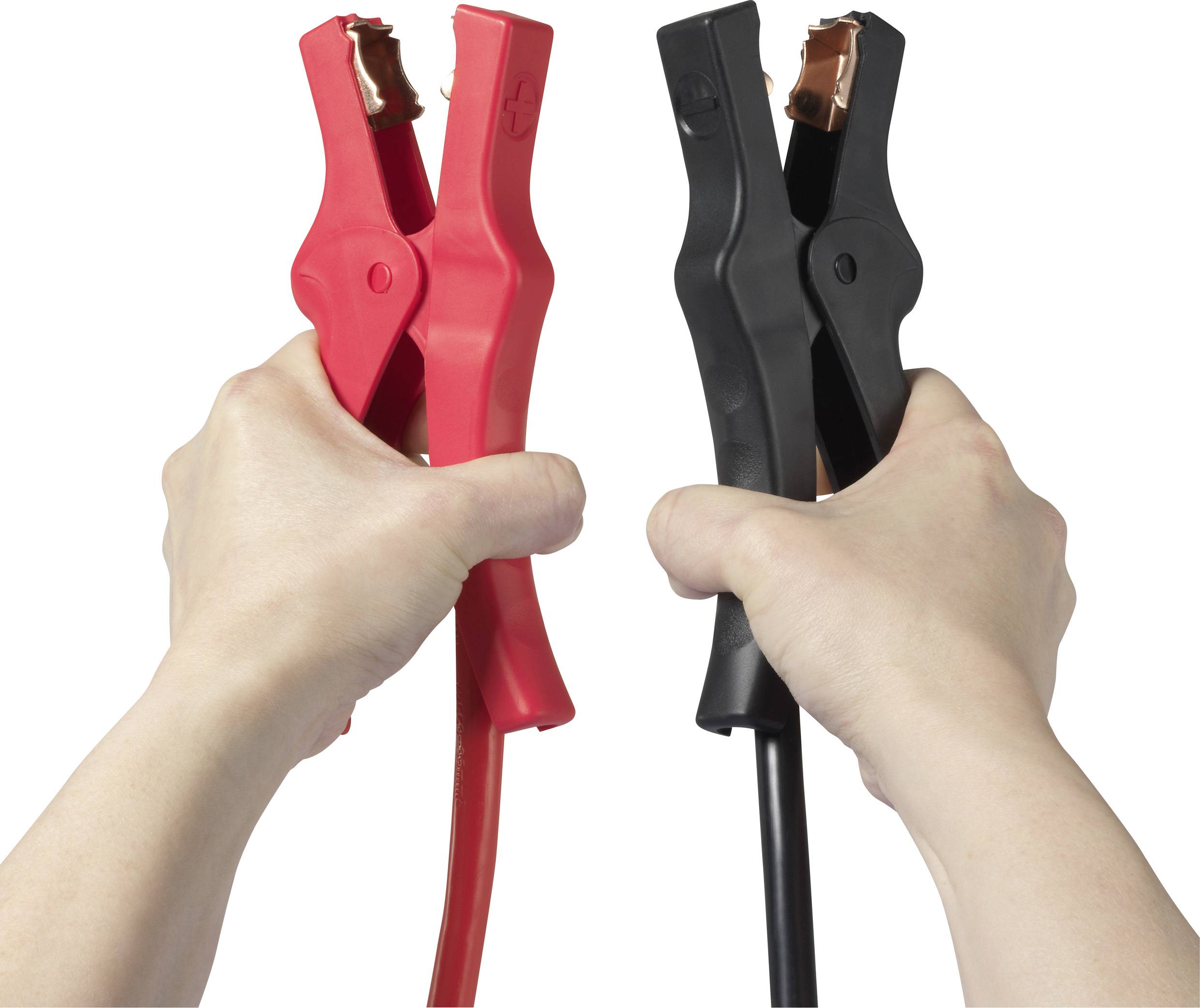 Zwei Hände halten Überbrückungskabel, eines rot und eines schwarz. Sie sind bereit zur Verwendung bei einem Autostart.