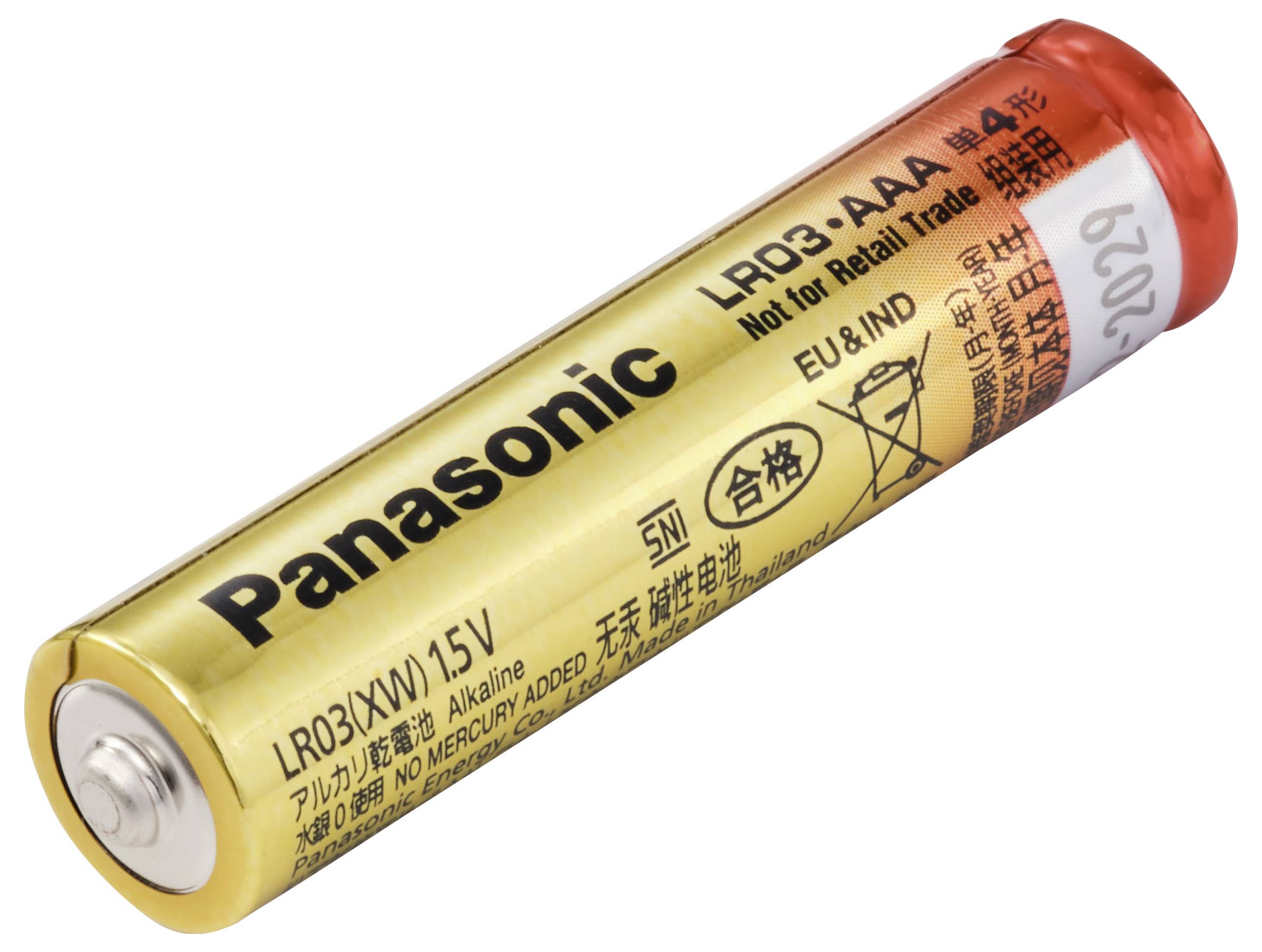 Gestapeltes Array von Hunderten von AA-Batterien, dargestellt als 400x Nahaufnahme.