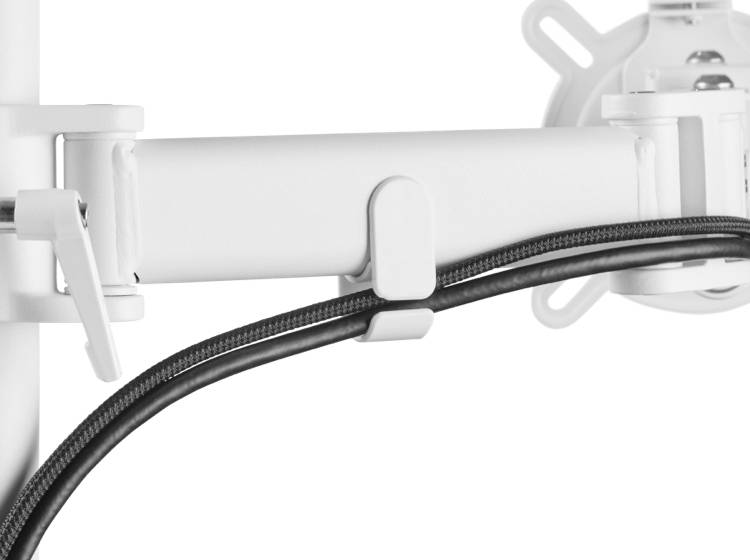 Ein weißer Kabelhalter an einem Monitorarm organisiert zwei schwarze Kabel, um einen ordentlichen Arbeitsplatz zu gewährleisten.