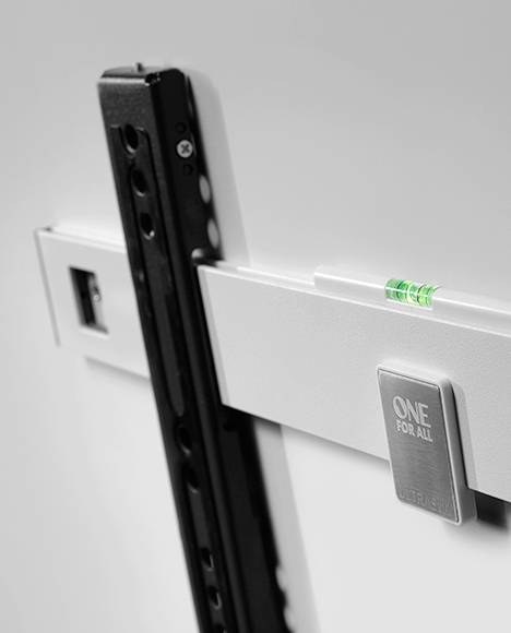 Eine TV-Wandhalterung mit eingebauter Wasserwaage sorgt für eine gerade Montage.