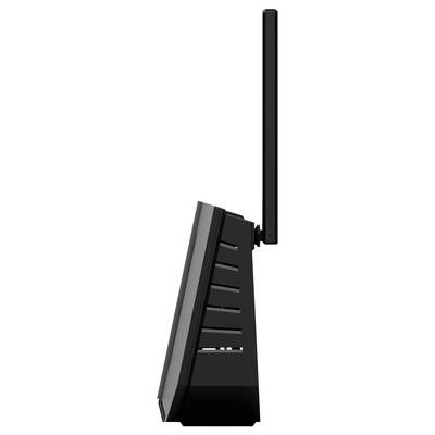Ein seitlicher Blick auf einen schwarzen Router mit vertikal angebrachter Antenne. Das Design ist schlank und modern.