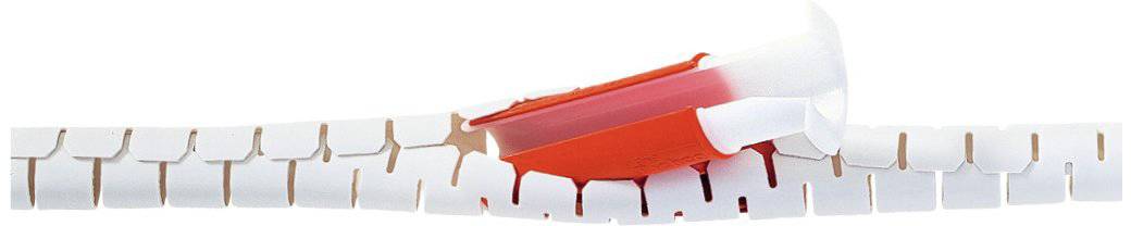 Ein orangefarbener, zylinderförmiger Gegenstand steckt in einem weißen Kunststoffgehäuse, das an den Rändern geöffnet ist.