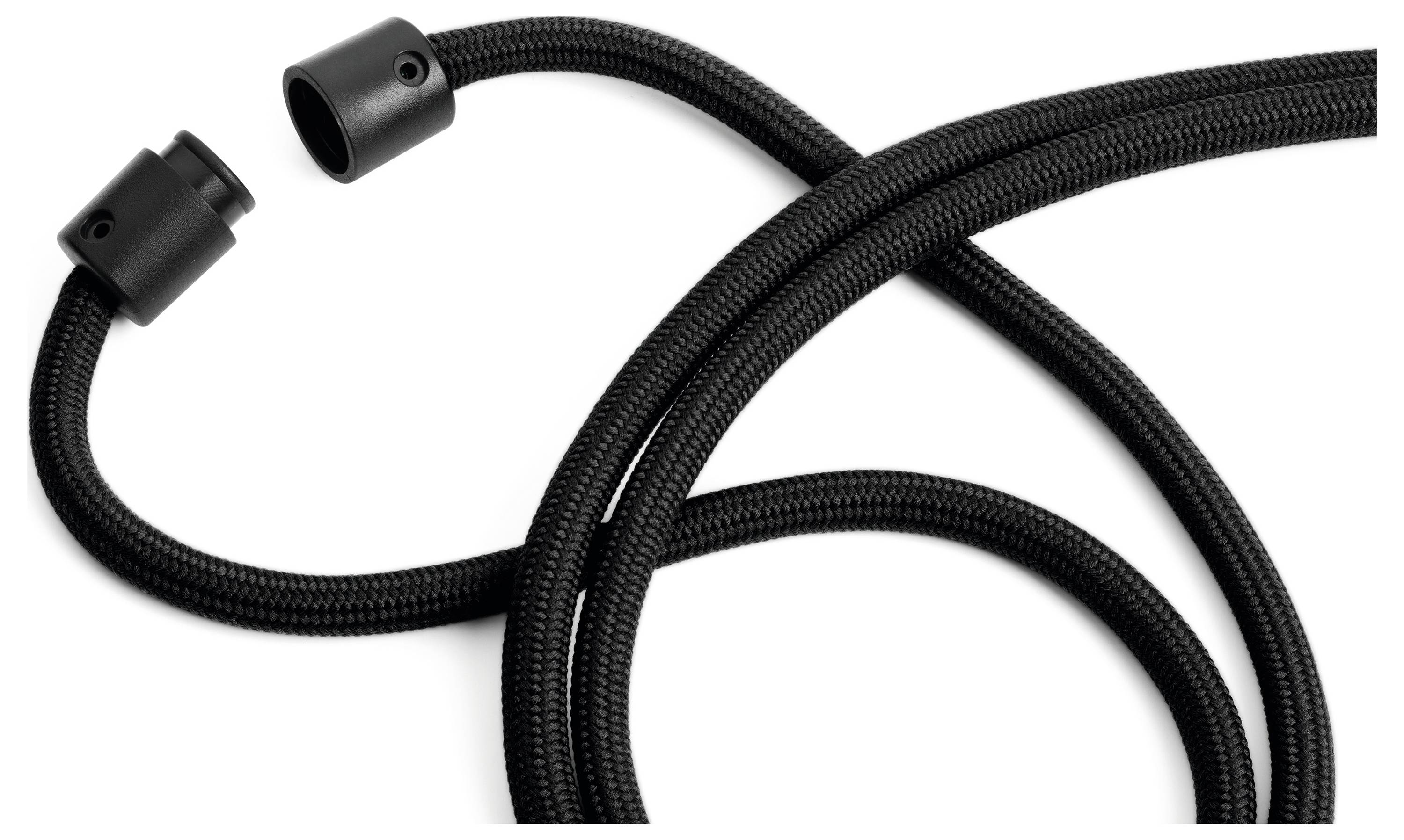 Zwei schwarze, geflochtene Kabel mit Steckverbindungen an den Enden; eines ist locker gewunden, das andere verläuft in gerader Linie.