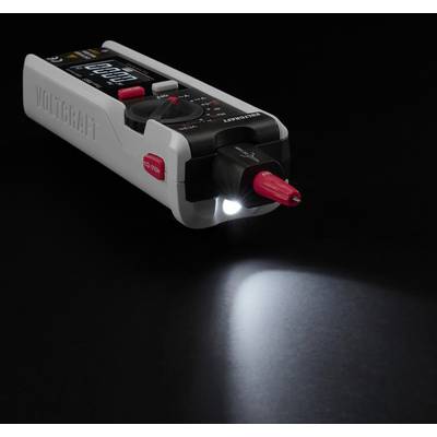 Ein digitales Multimeter liegt auf einer schwarzen Oberfläche und verfügt über eine beleuchtete LED-Taschenlampe und ein sichtbares Display.