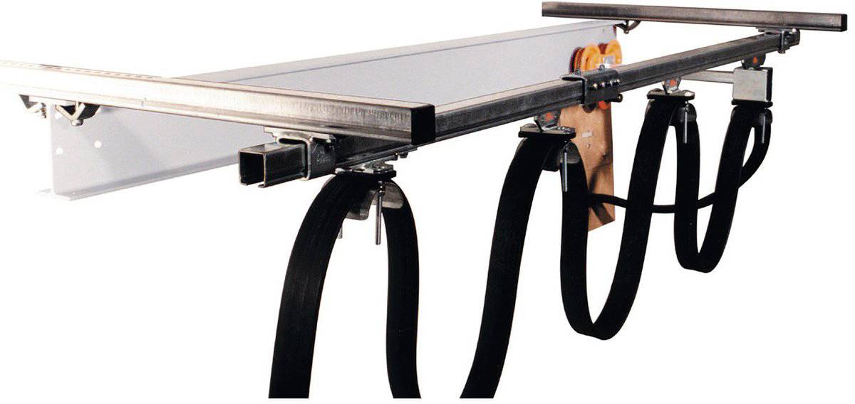 Gerät zum Transportieren von Platten, bestehend aus einer Metallkonstruktion mit Gurten und Rollen. Geeignet für industrielle Anwendungen.