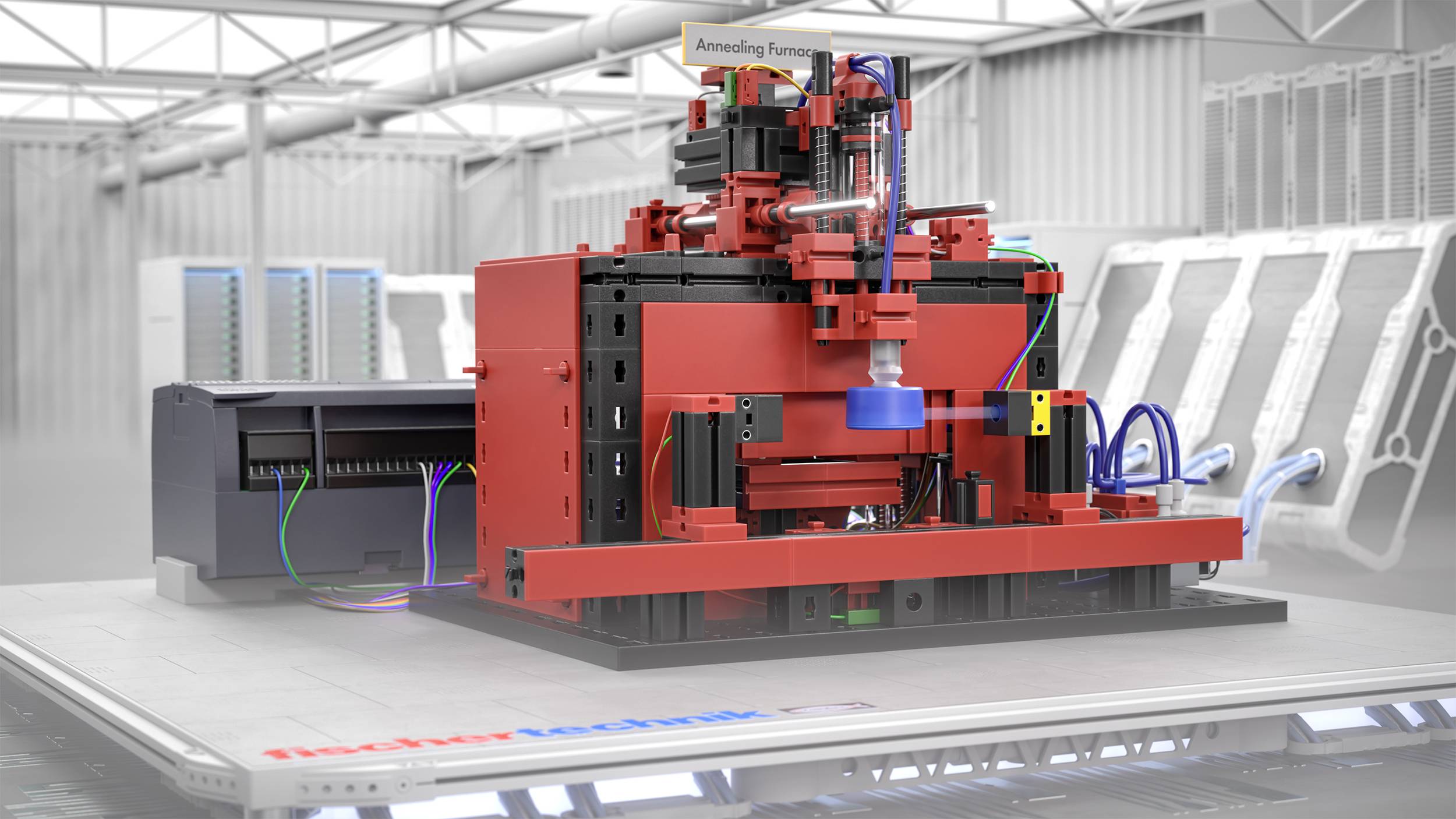 Eine rote Maschine in einer Fabrikhalle, die eine blaue Komponente bearbeitet. Rechts im Hintergrund befinden sich industrielle Geräte.