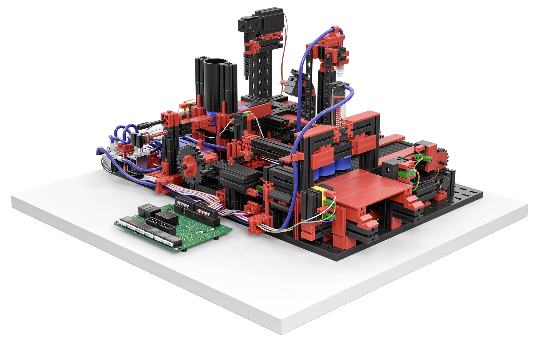 Ein komplexes Modell aus Bausteinen zeigt ein automatisiertes Produktionssystem mit Förderbändern, Roboterarmen und einem Steuerungspanel.