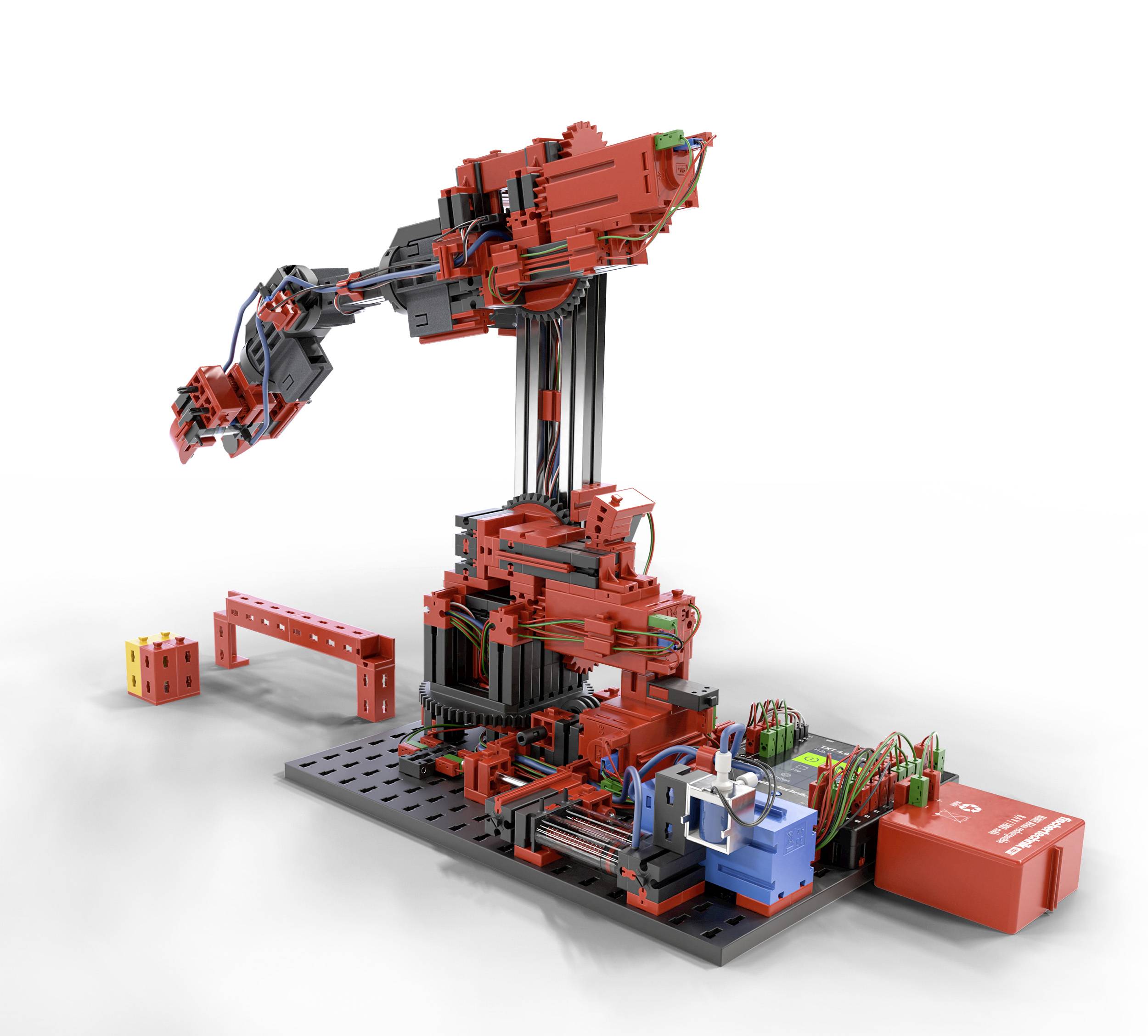 Ein roter und schwarzer Spielzeug-Roboterarm, zusammengesetzt aus Bausteinen, zeigt eine komplexe Konstruktion auf einer Platte.