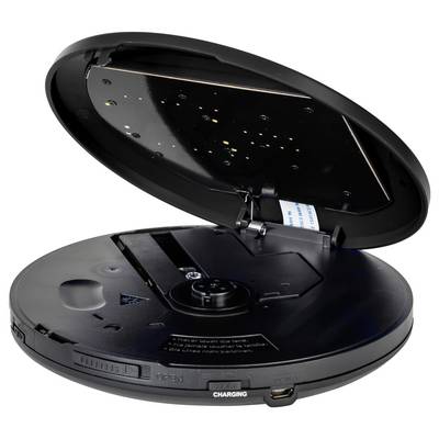 Ein tragbarer CD-Player mit offenem Deckel zeigt das CD-Fach und verschiedene Bedienelemente an der Vorderseite. Gerät wird geladen.