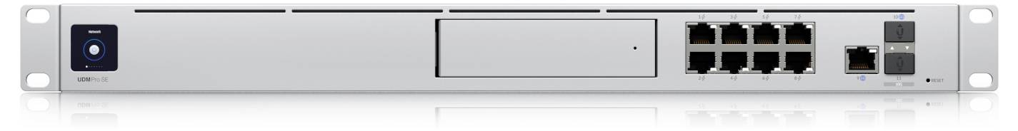 Ein Netzwerk-Switch mit acht Ethernet-Ports, einem Netzschalter und Montagehalterungen, verwendet zum Verbinden und Verwalten von Computernetzwerken.