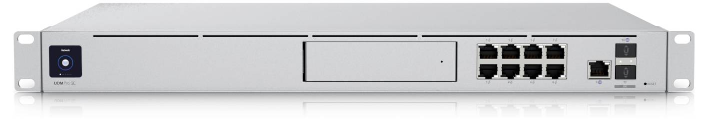 Ein Netzwerk-Switch mit mehreren Ethernet-Ports und LED-Anzeigen auf dem Frontpanel, der zum Management und Routing von Internetverbindungen verwendet wird.