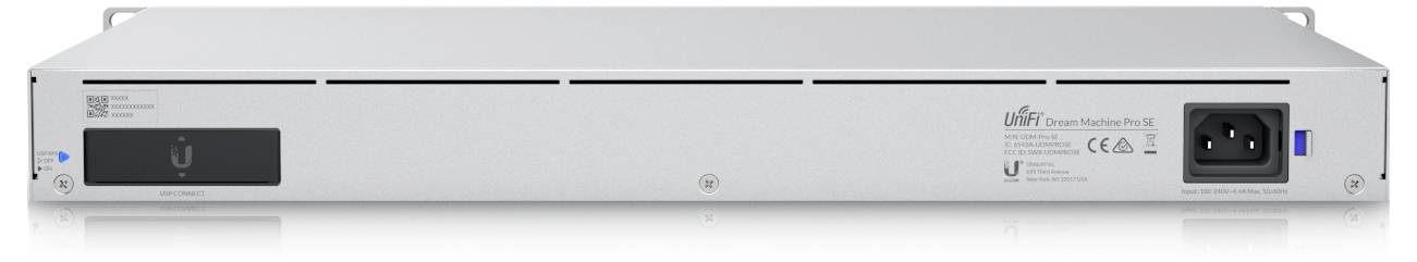 Ein silberner Ubiquiti UniFi-Switch mit mehreren Anschlüssen und Stromversorgung, verwendet zur Netzwerkverwaltung in einem rack-montierbaren Format.