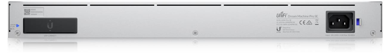 Die Rückansicht eines Netzwerk-Switches mit mehreren Anschlüssen, Stromstecker und beschrifteten Spezifikationen auf einer silbernen Metalloberfläche.