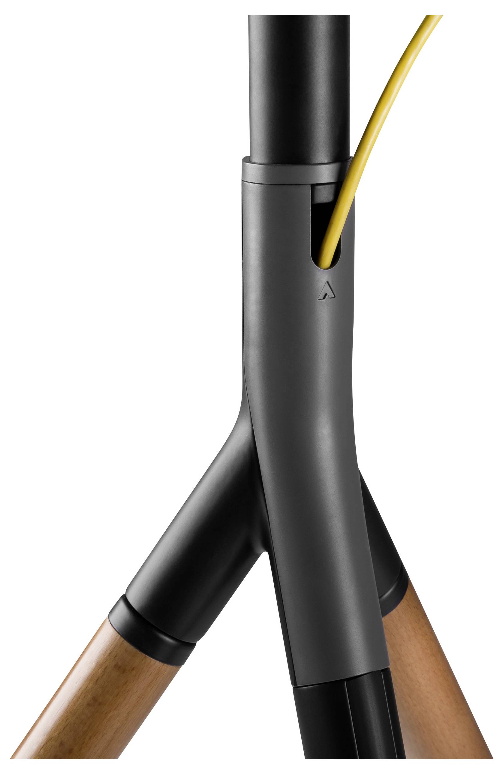 Fahrradrahmen aus Carbon und Holz mit gelben Kabeln; modernes Design, zeigt Verbindung von Vordergabel und Oberrohr.