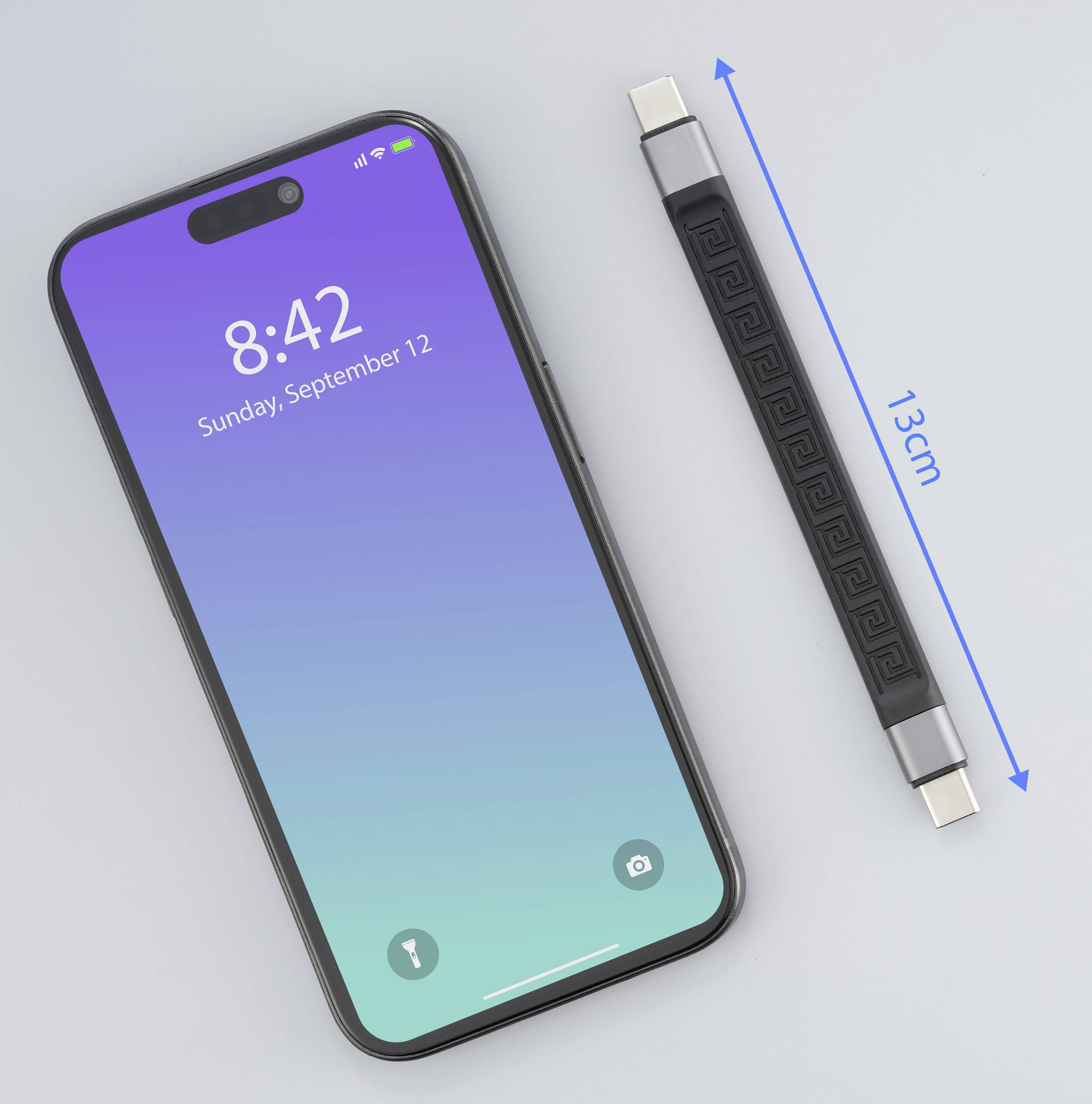Smartphone neben USB-Kabel, das 13 cm lang ist. Der Bildschirm zeigt '8:42, Sonntag, 12. September'.
