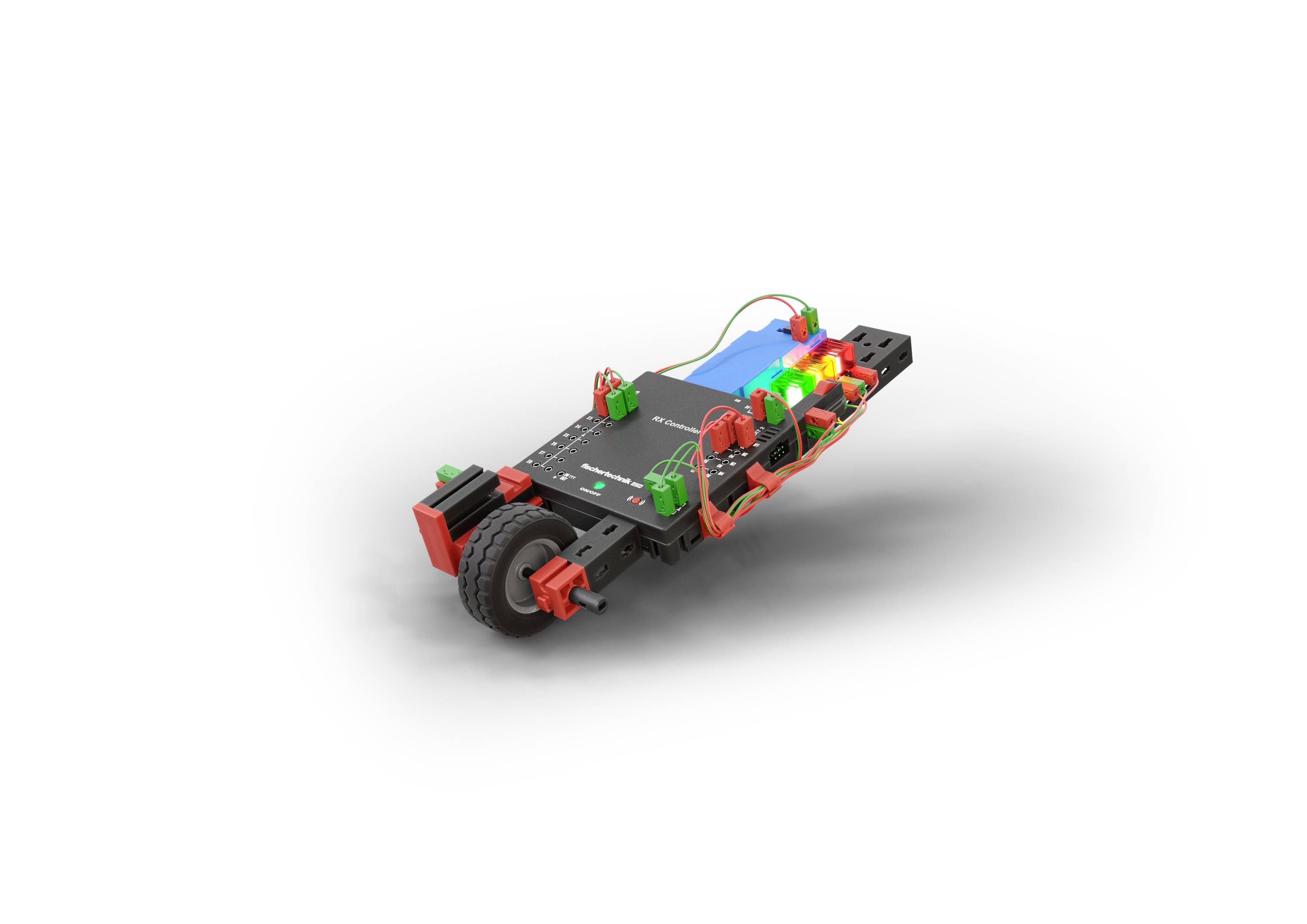 Ein Modellauto mit elektronischen Bauteilen, Kabeln und Rädern auf einer weißen Fläche. Es zeigt Technik- und Konstruktionsdetails.