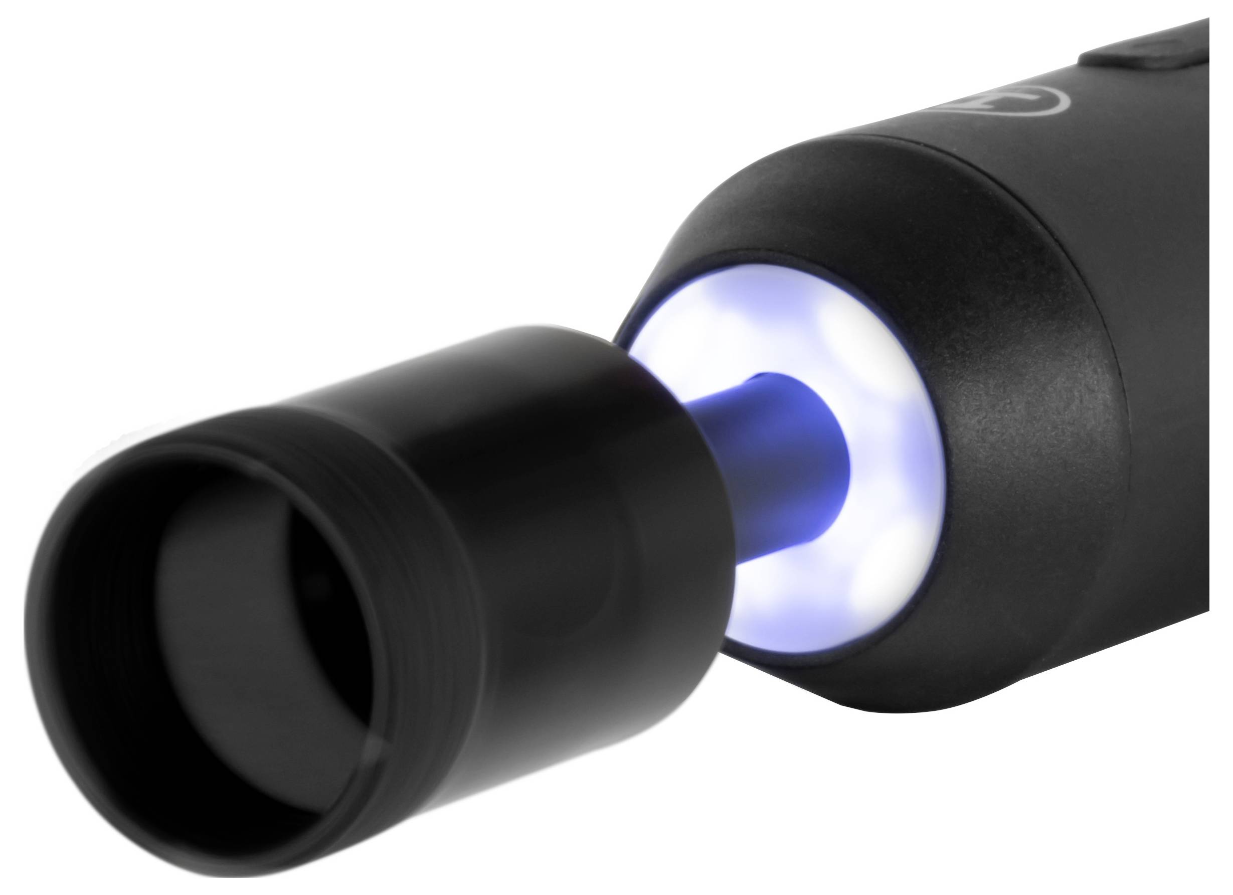 Nahaufnahme einer schwarzen Taschenlampe mit entfernter vorderer Objektivkappe, die ein leuchtend blauweißes Licht im Inneren zeigt.