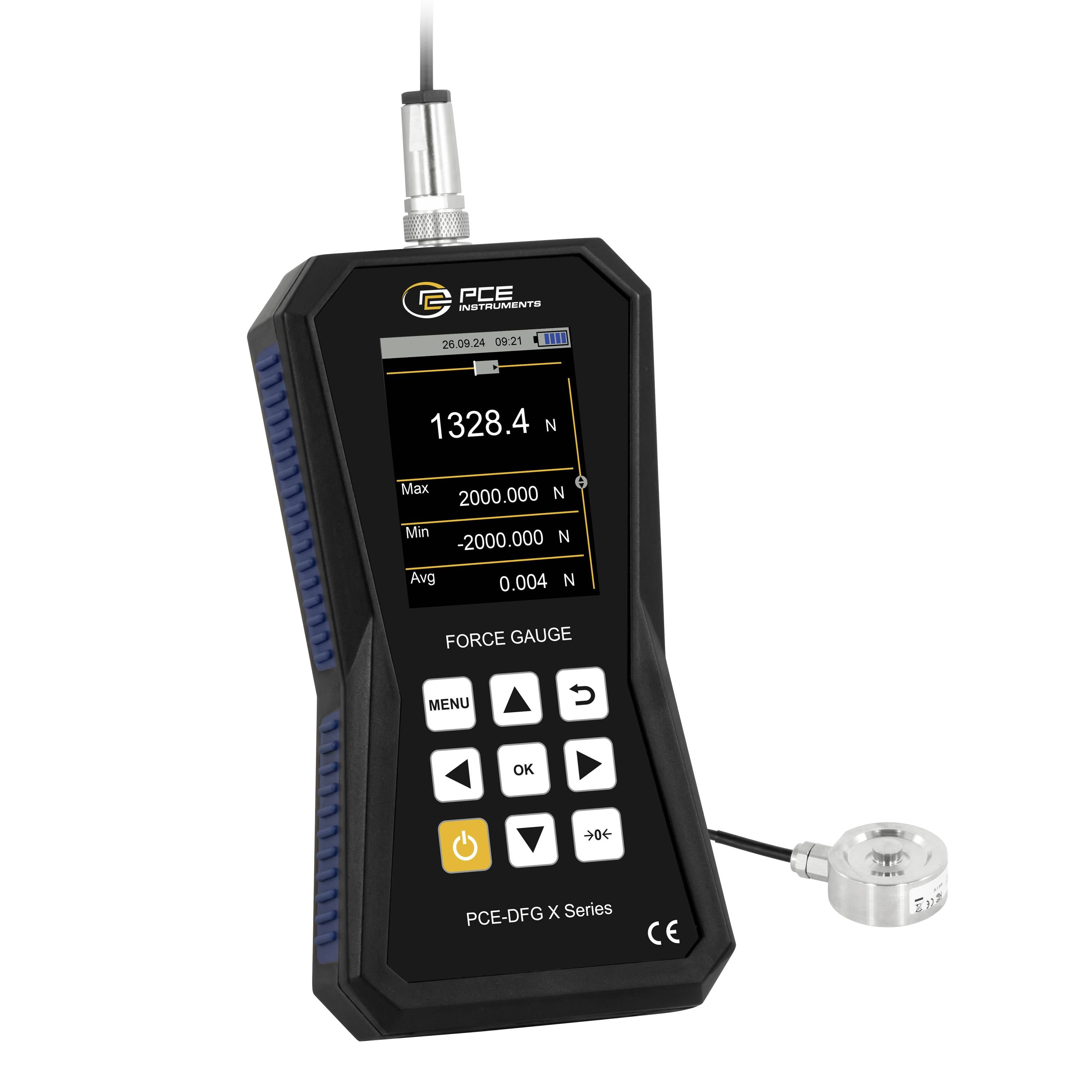 PCE Kraftmessgerät mit angebrachtem Sensor, das eine Live-Anzeige von 1328,4 N auf seinem Bildschirm zeigt.