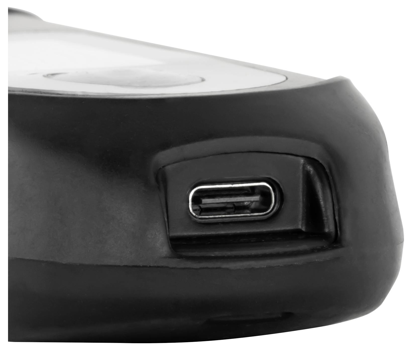 Nahaufnahme eines schwarzen Geräts mit USB-C-Ladeanschluss an der Seite.