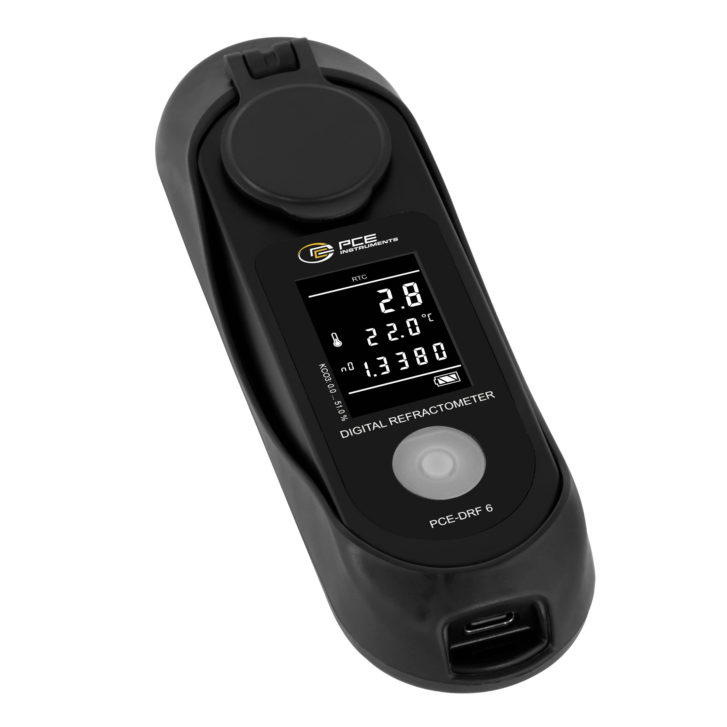 Tragbares digitales Refraktometer in Schwarz mit LCD-Display, das die Messung "2,8", Temperatur 22,0°C und "1,3300" anzeigt.