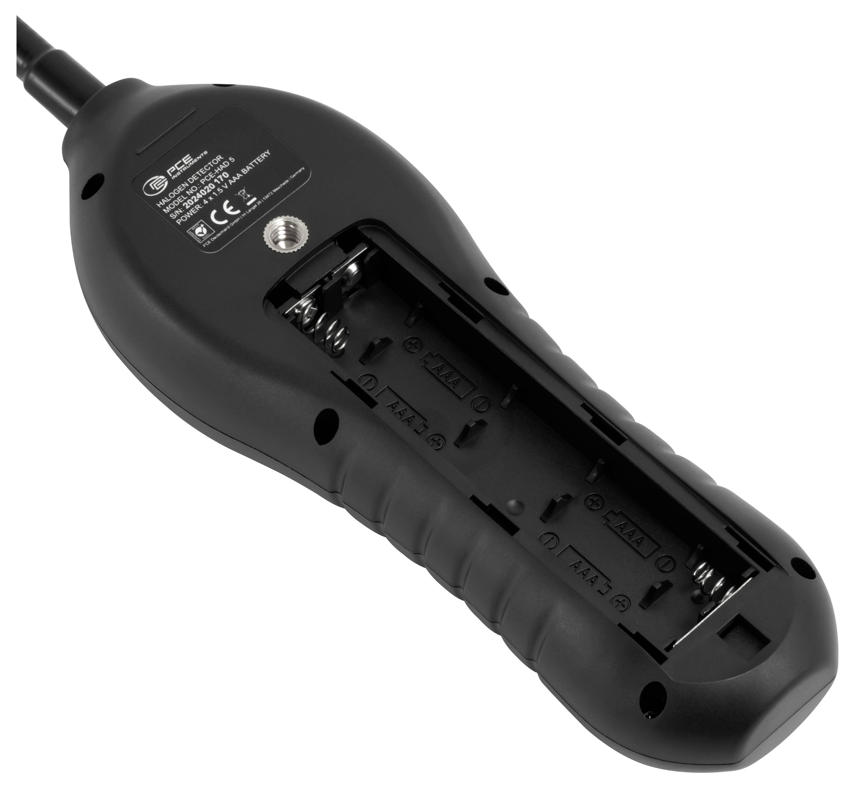 Schwarze schnurgebundene tragbare Fernbedienung oder Steuergerät, Rückansicht, zeigt offenes Batteriefach und Befestigungsschraubloch.