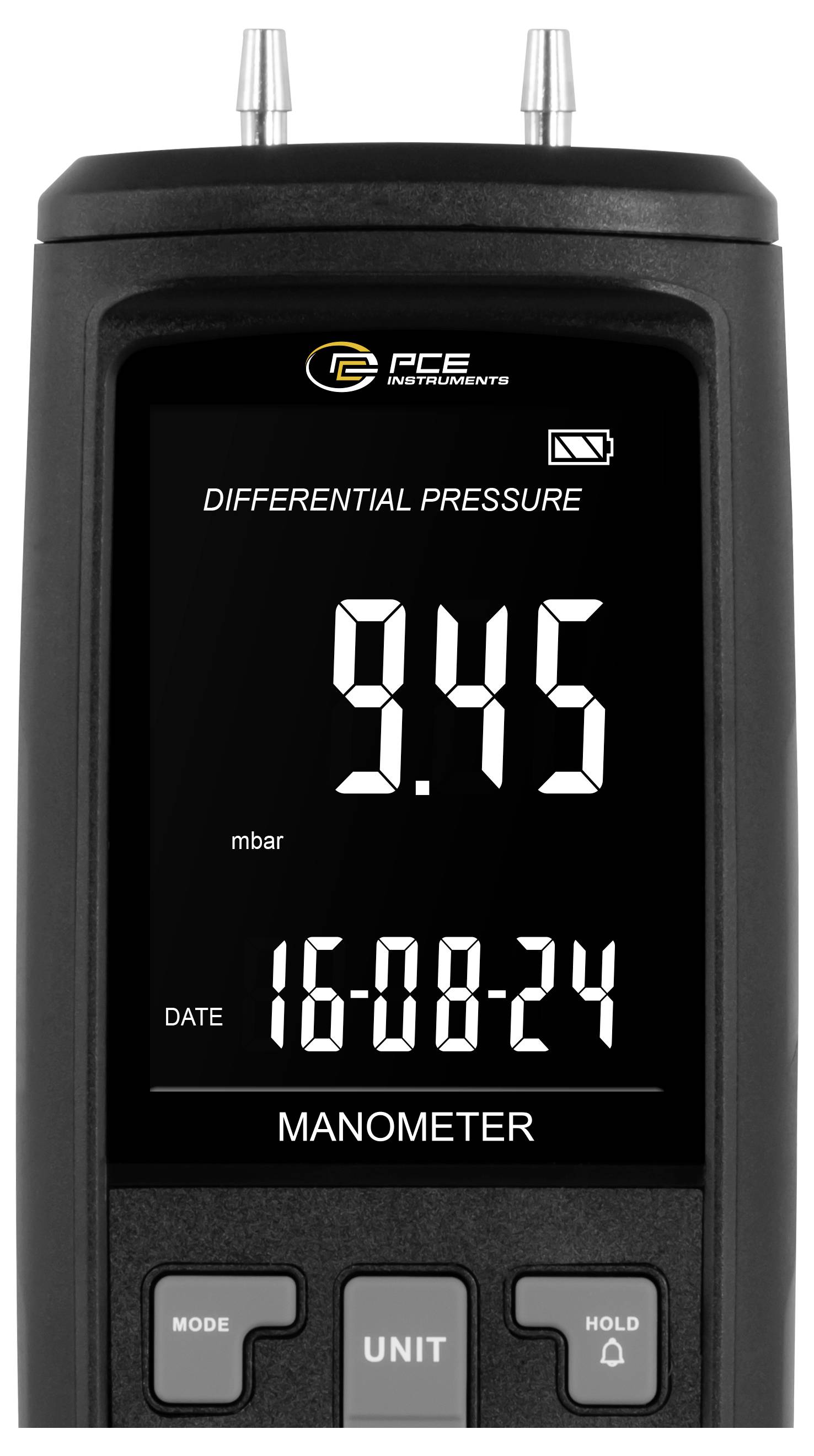 Tragbares digitales Manometer zeigt eine Differenzdruckanzeige von 9,45 mbar mit dem Datum 16-08-24 auf dem Display.