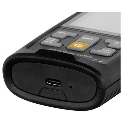 Nahaufnahme eines tragbaren Messgeräts mit USB-C-Ladeanschluss und Steuertasten oben, vor weißem Hintergrund dargestellt.