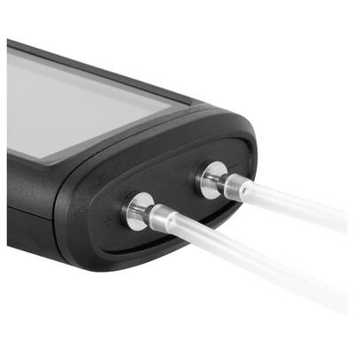 Nahaufnahme eines Geräts mit zwei verbundenen Anschlüssen, an denen jeweils ein weißes Kabel oder Schlauch an einem schwarzen abgerundeten Endfeld angebracht ist.