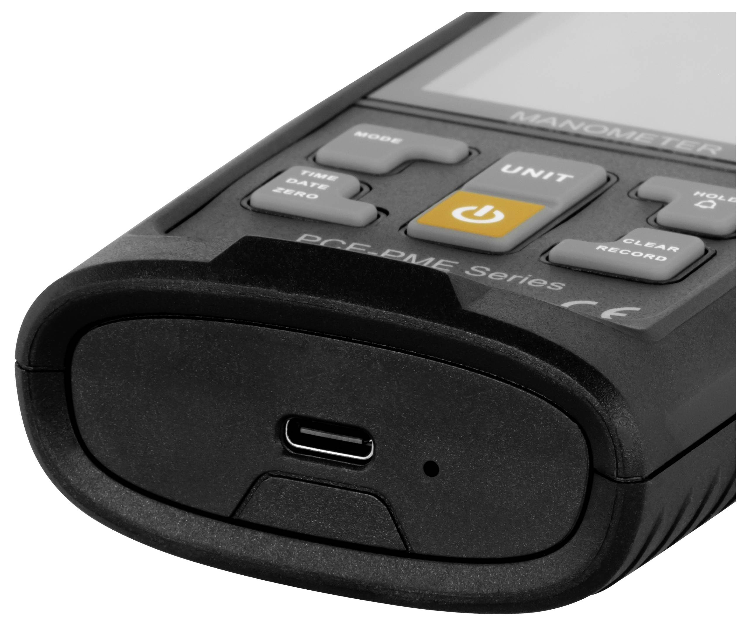 Nahaufnahme eines tragbaren schwarzen Manometer-Geräts der PCE-DME-Serie, das seinen vorderen USB-C-Anschluss und Steuerungstasten zeigt.