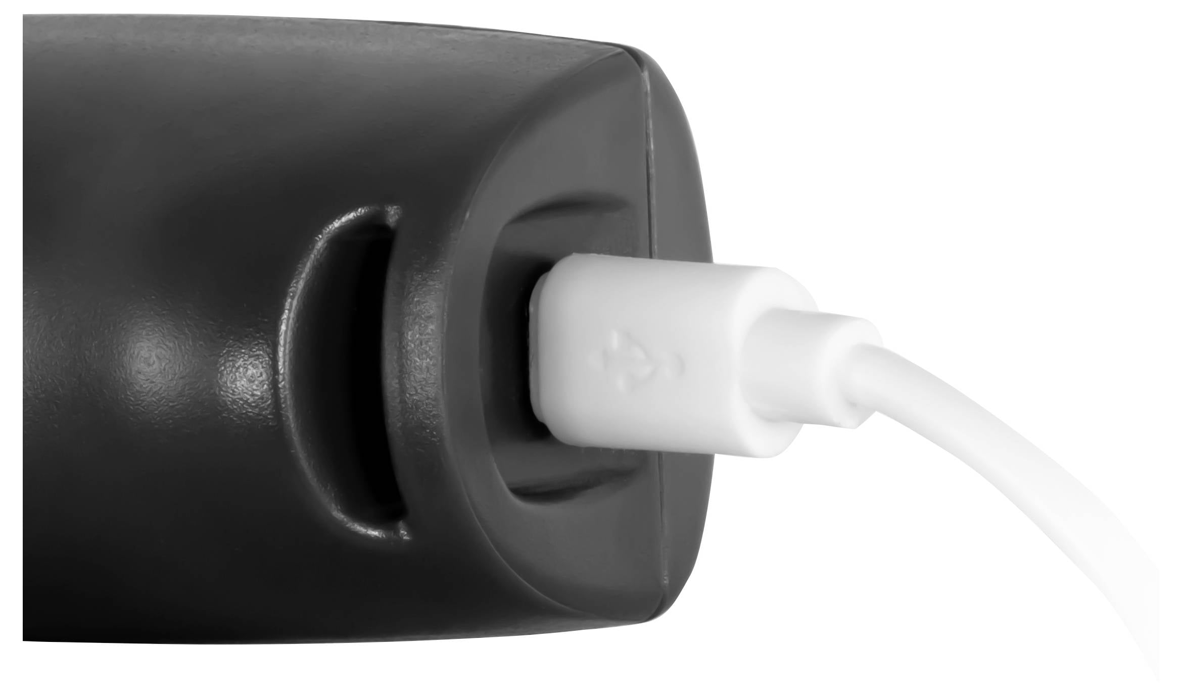Nahaufnahme eines weißen USB-Kabels, das in einen schwarzen Geräteport vor weißem Hintergrund eingesteckt ist.