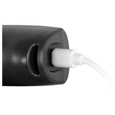 Nahaufnahme eines weißen USB-Kabels, das in einen schwarzen Geräteport vor weißem Hintergrund eingesteckt ist.